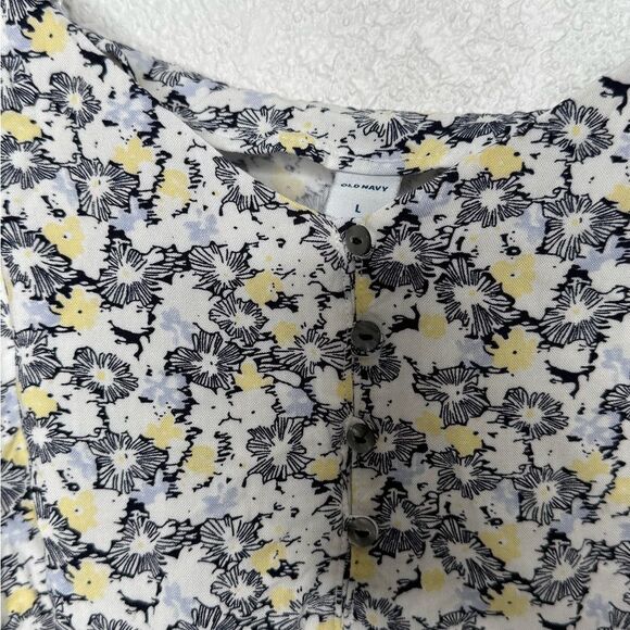 Woman’s Floral Old Navy Top Size L - Picture 2 of 3